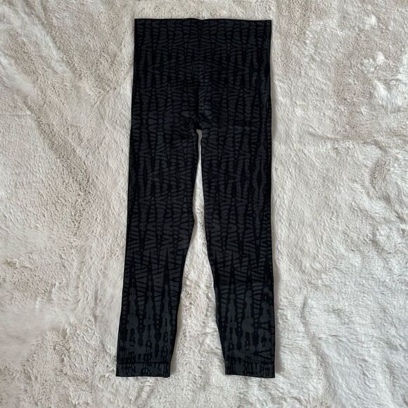 SPANX Look At Me Now Seamless Geometric Leggings Black and Gray cropped - Picture 3 of 10